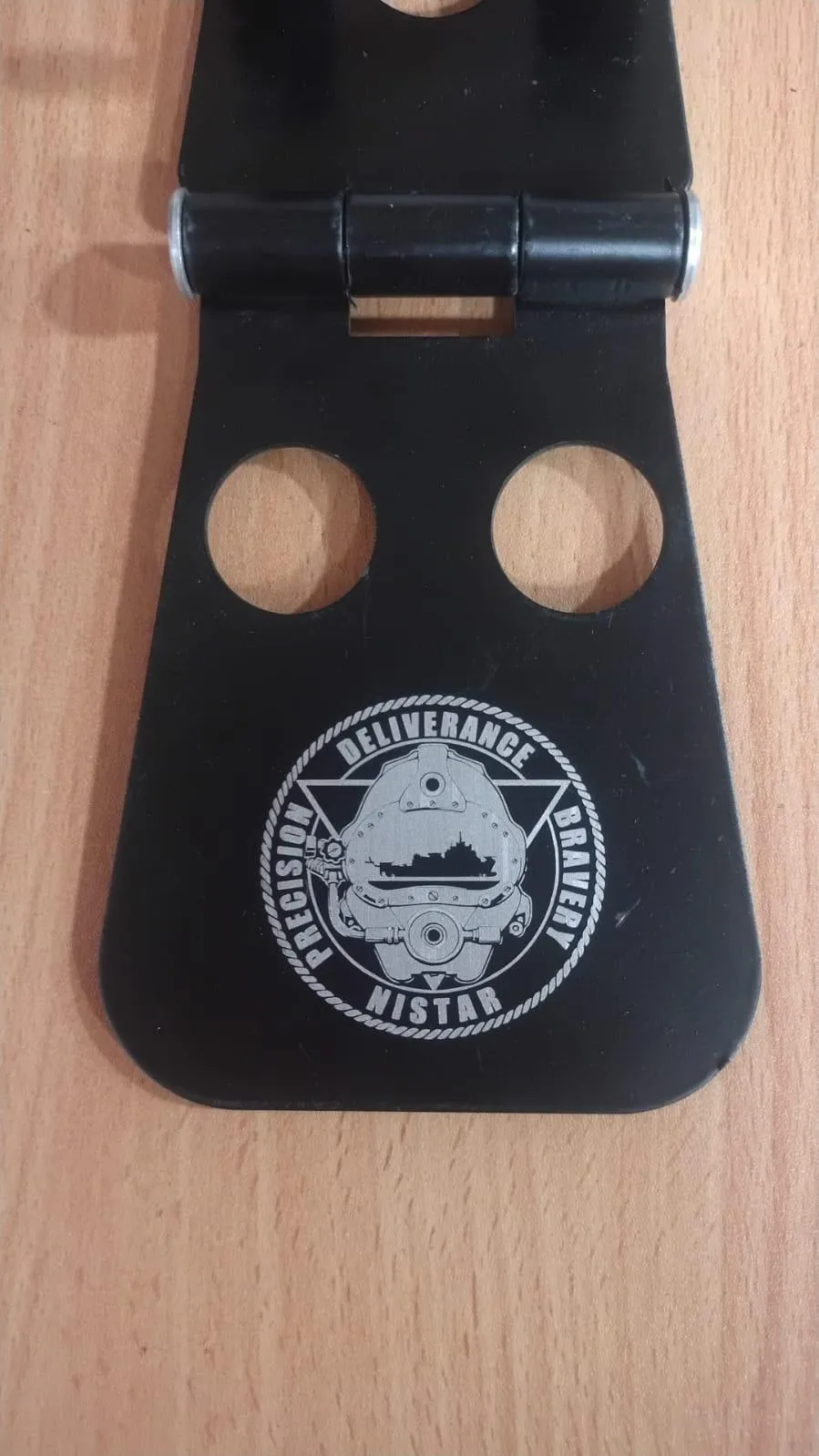 Black mobile stand laser marked with a circular emblem